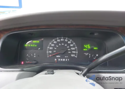 2000 Lincoln Town Car Executive z USA, uszkodzony, nr VIN 1LNHM81W9YY908528